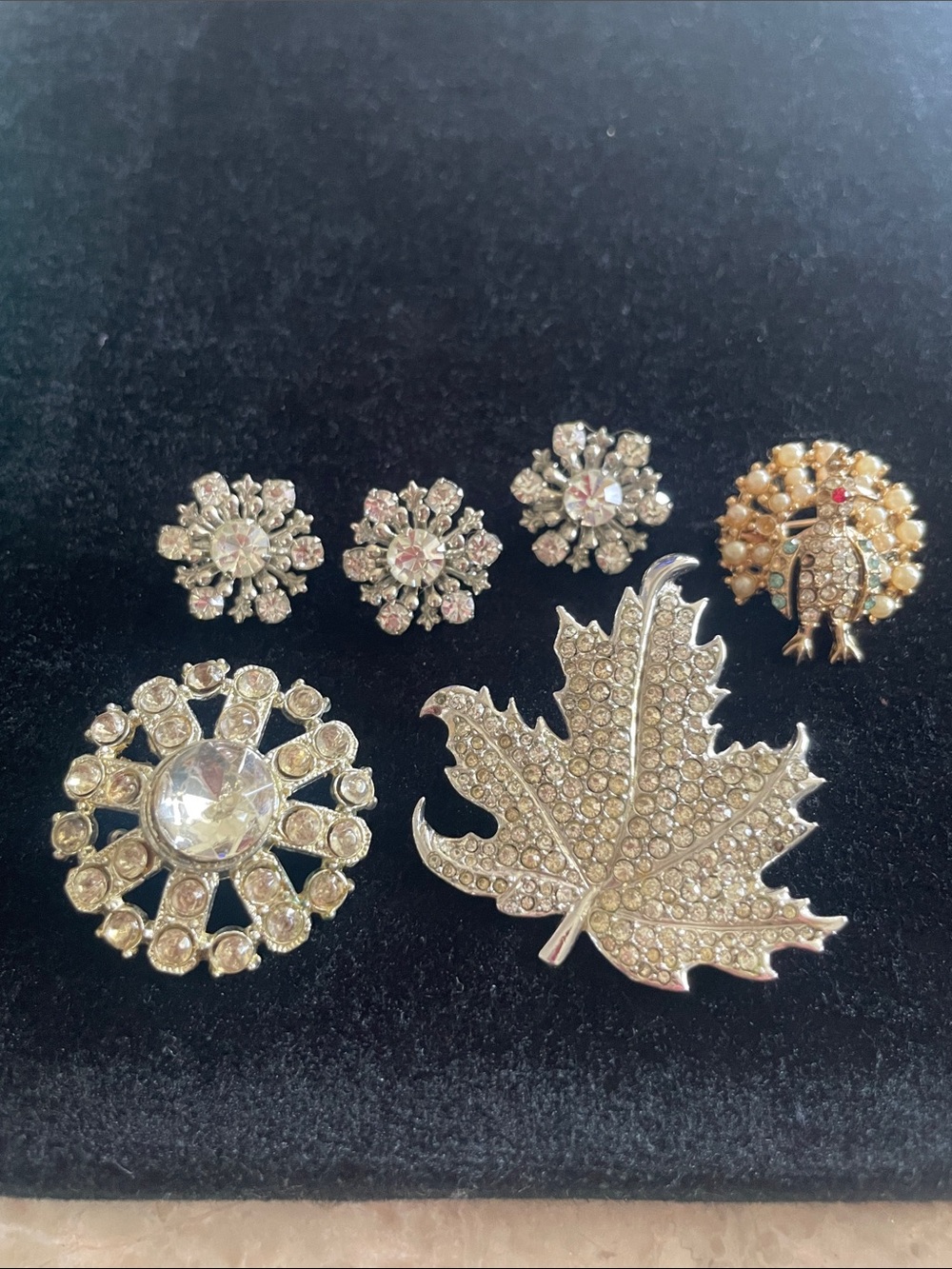 5 vintage brooches one Bond Boyd.